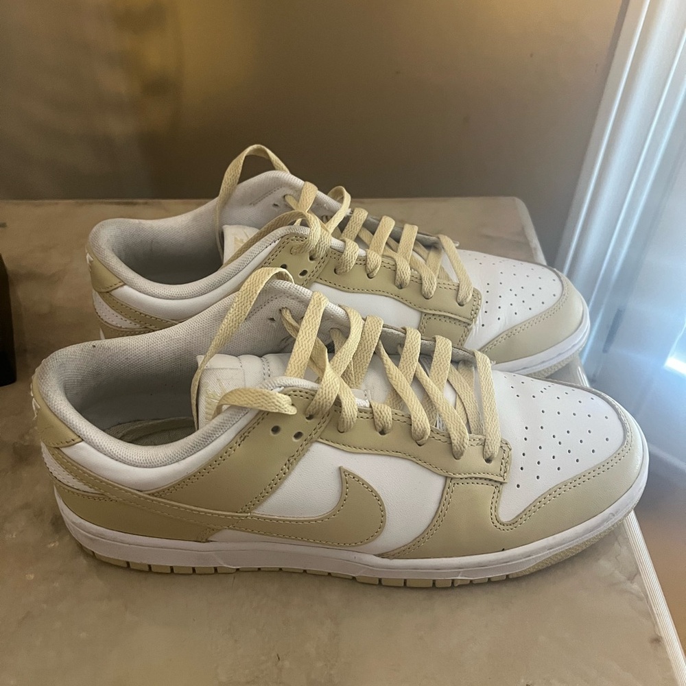 Nike sneaker size 10 white/tan